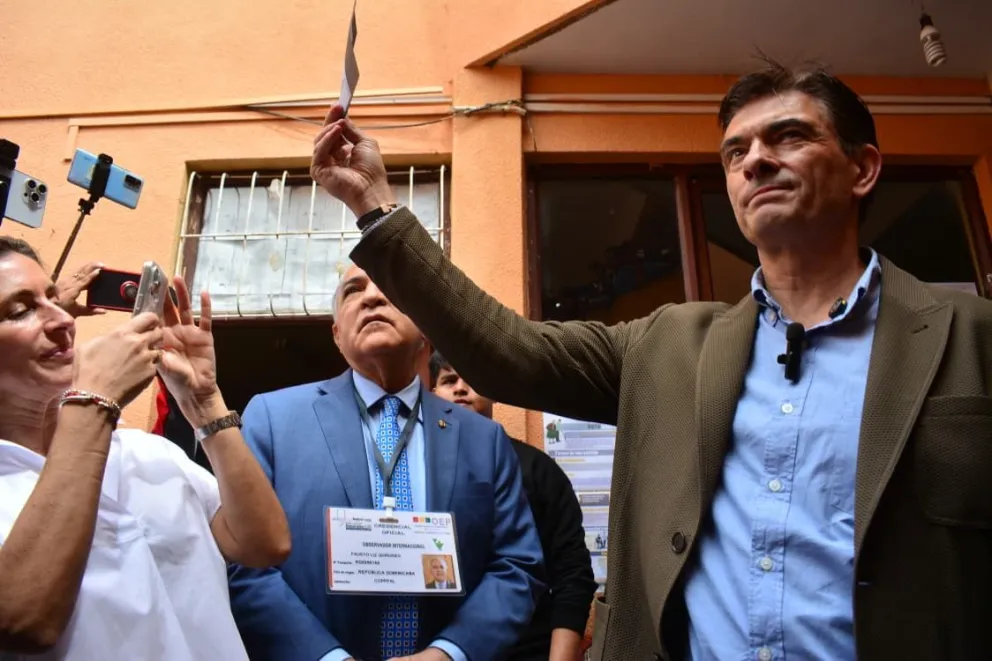 Rodrigo Paz, tras depositar su voto en Tarija. Foto: APG