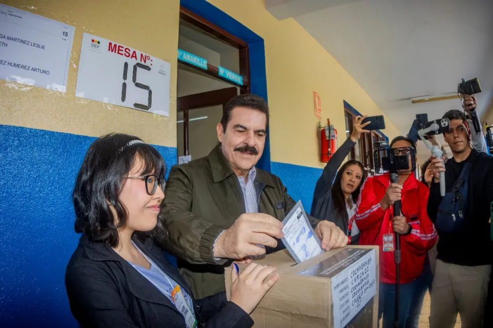 Manfred Reyes Villa votó en Cochabamba.  Foto: Prensa del alcalde