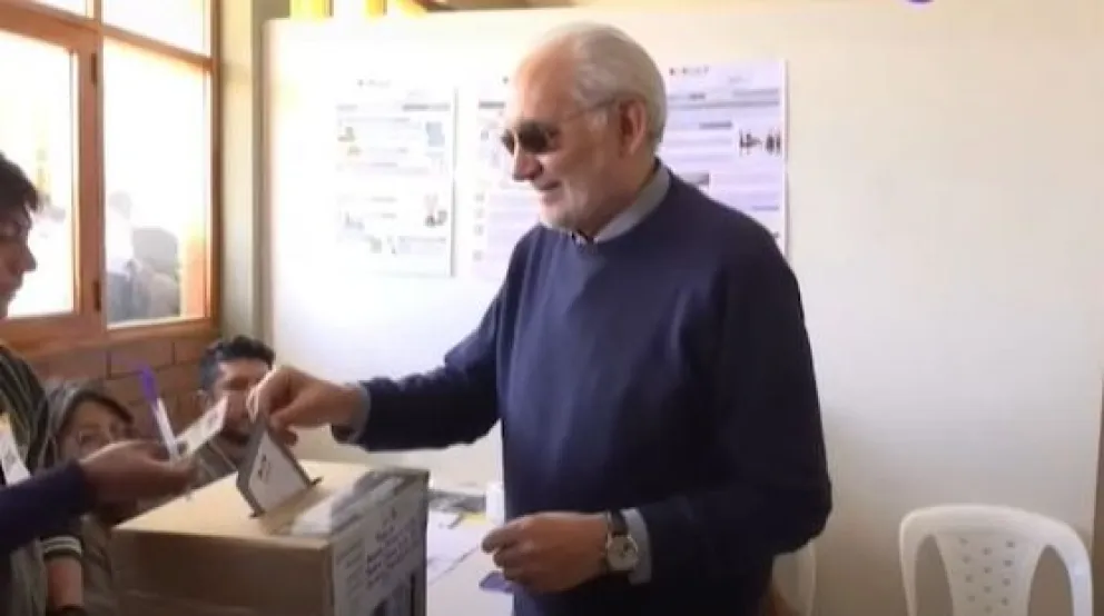 Carlos Mesa emitió su voto la mañana de este domingo Foto: Captura de pantalla 