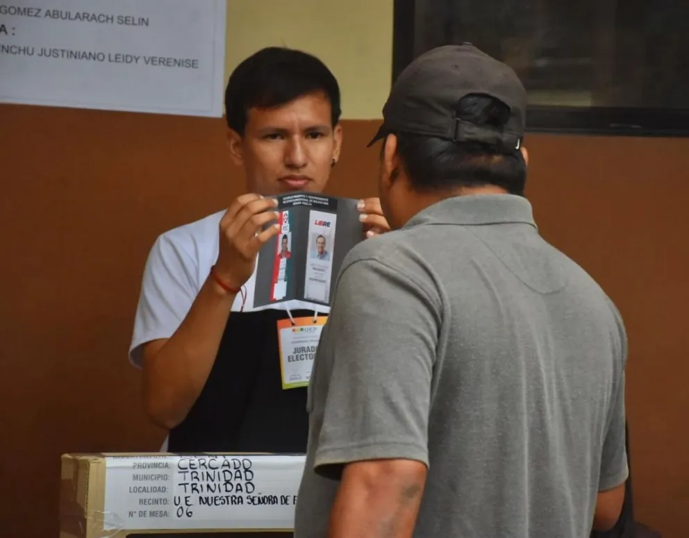 Un elector emite su voto, en Beni. Foto: APG 