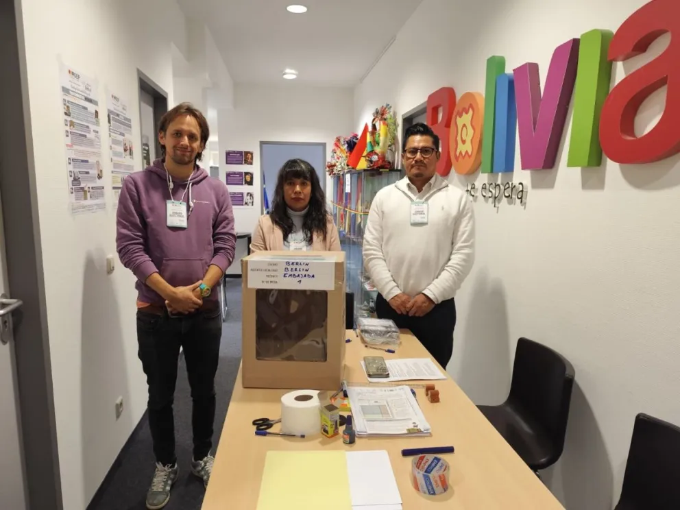 Una mesa de votación en Berlín, Alemania, este domingo. Foto: RRSS