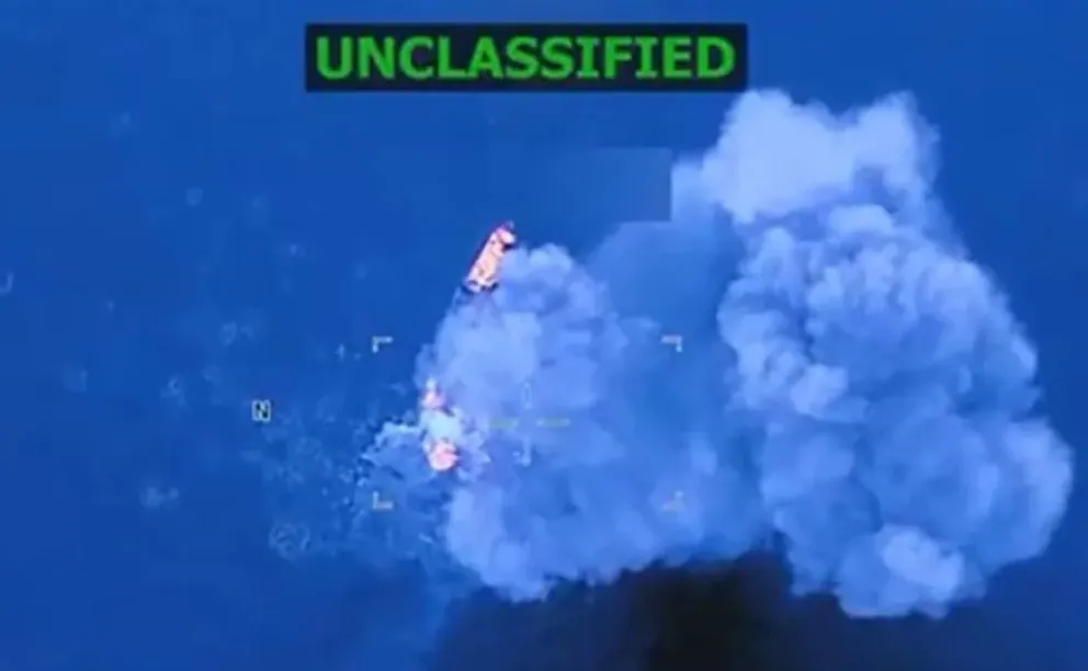 Captura de pantalla de un video publicado en la cuenta oficial de X @SecWar del secretario del Departamento de Defensa de EEUU.