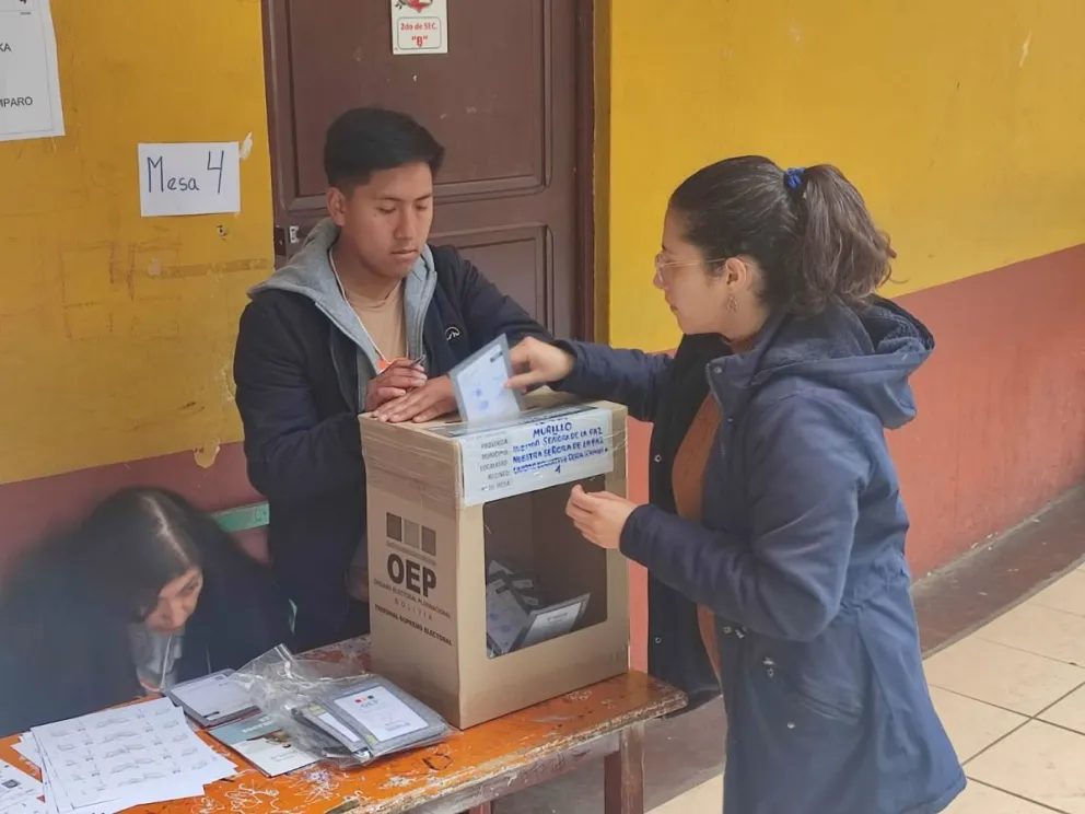Una ciudadana vota este domingo en La Paz. Foto: Visión 360