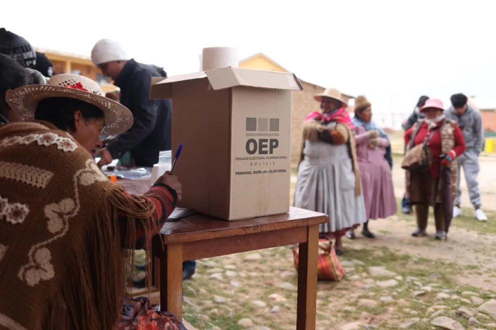 Una jurado electoral registra votantes este domingo, en la comunidad de Laja (Bolivia). Foto: EFE