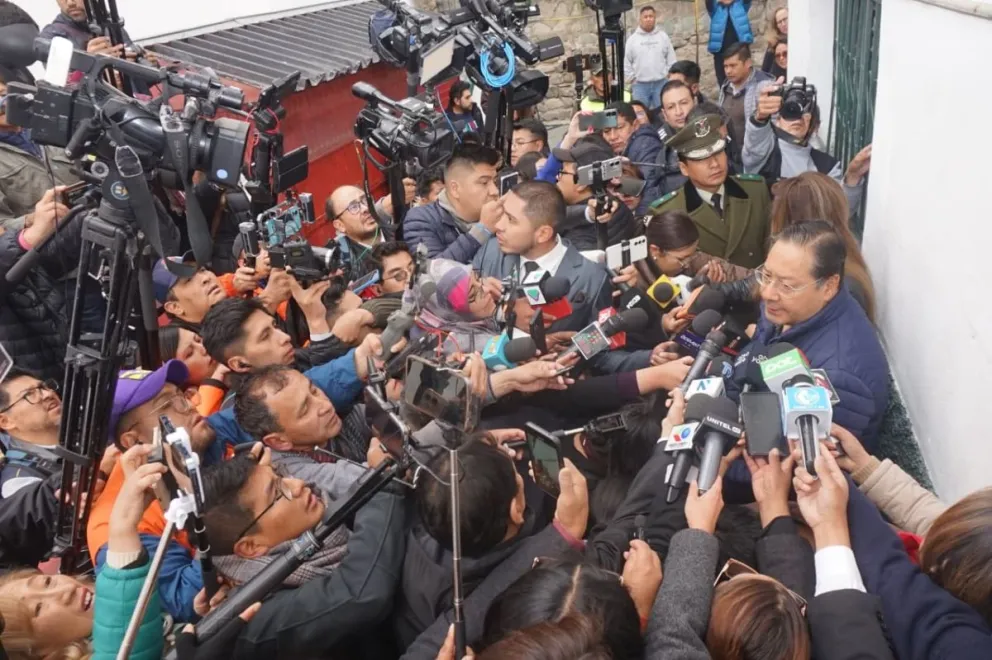 Luis Arce luego de emitir su voto. Foto: APG