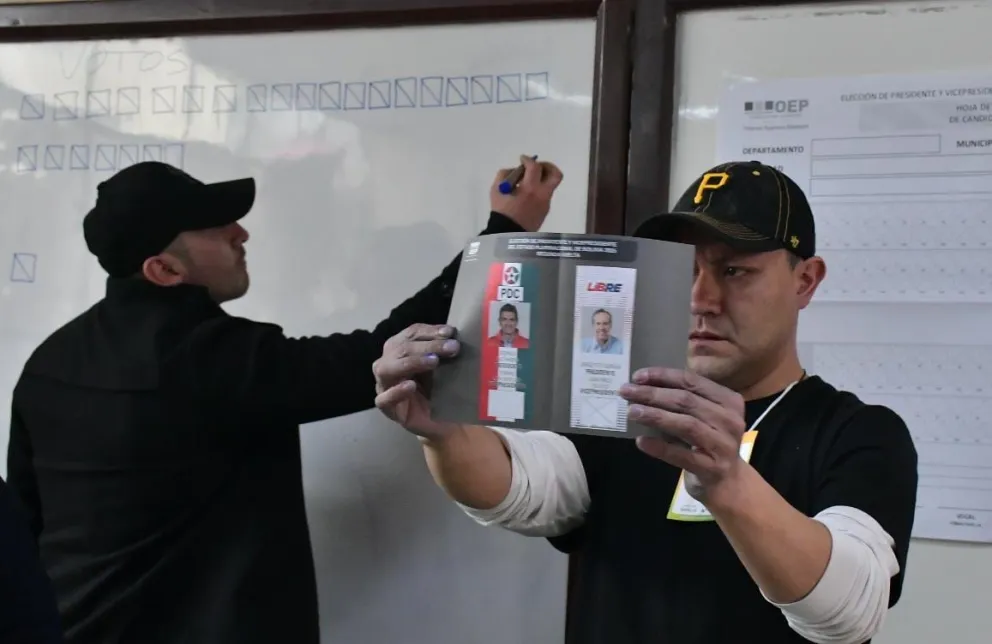 Jurados electorales realizan el conteo de votos. Foto: APG