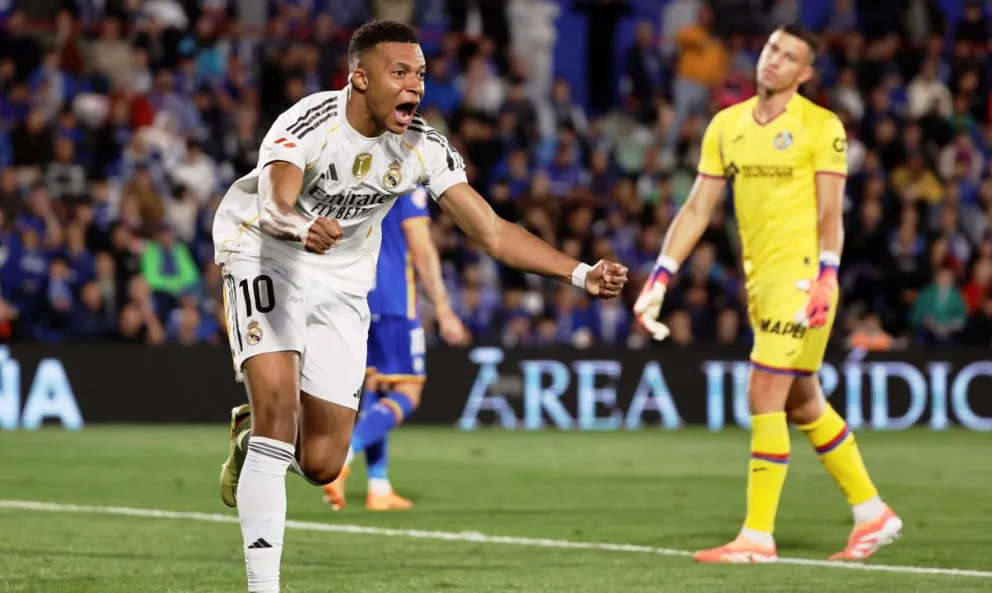 El delantero francés del Real Madrid, Kylian Mbappé, celebra el primer gol del equipo madridista durante el partido de la jornada 9 de LaLiga. Foto: EFE