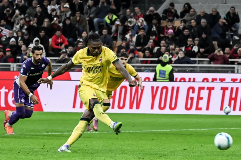 El jugador del Milan Rafael Leao logra el 2-1 durante el partido de la Serie A que han jugado Milan y Fiorentina. Foto: EFE