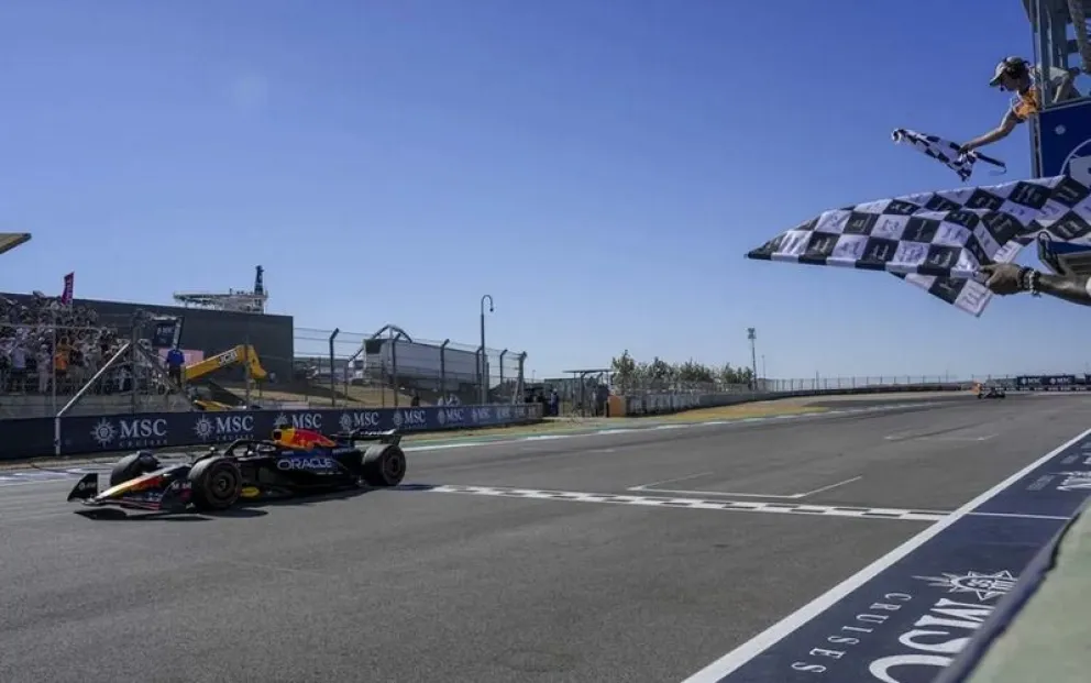 Verstappen cruza la meta en el Circuito de las Américas. Foto: EFE.