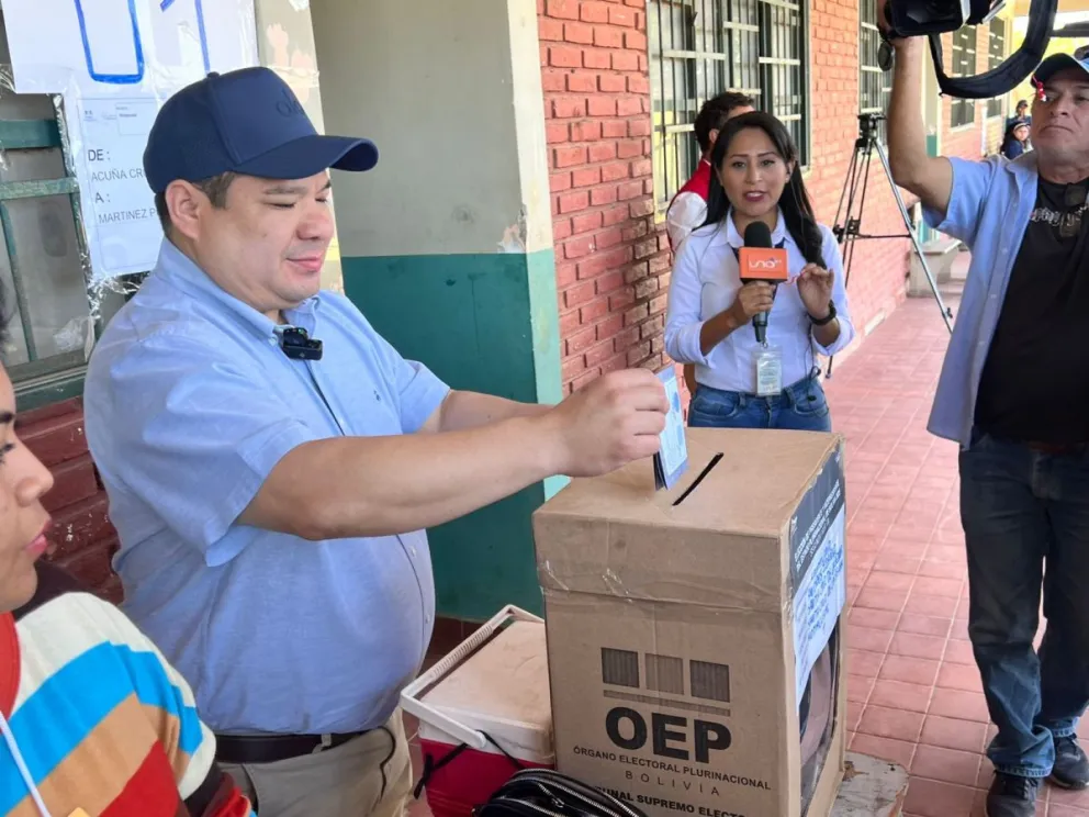 El fiscal general del Estado, Roger Mariaca, emitió su voto en la Unidad Educativa Motacusal, ubicada en la zona norte de la ciudad de Santa Cruz de la Sierra.  Foto: Prensa FGE Santa Cruz 