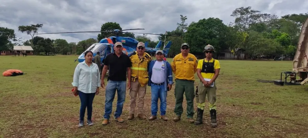 Bomberos voluntarios de las Fuerzas Armadas que lucharon contra el fuego. Foto: ABI
