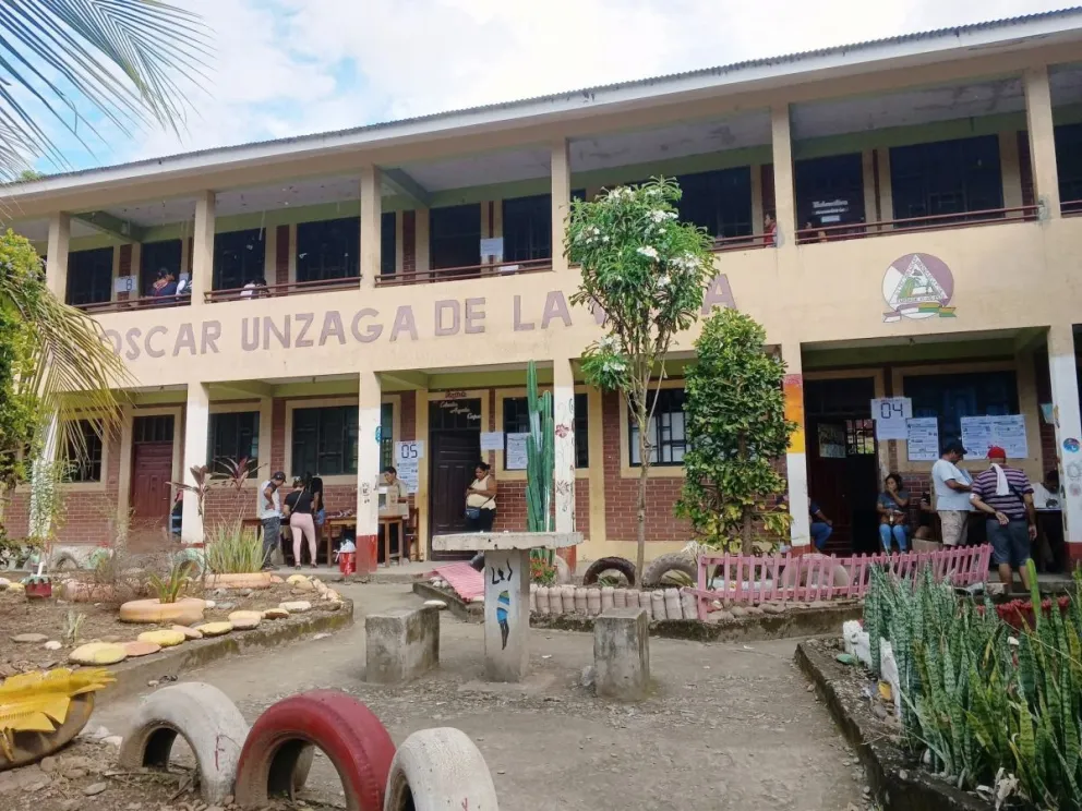 Unidad Educativa Oscar Unzaga de la Vega Tipuani, uno de los colegios donde la población fue a emitir su voto. Foto: RUB TV