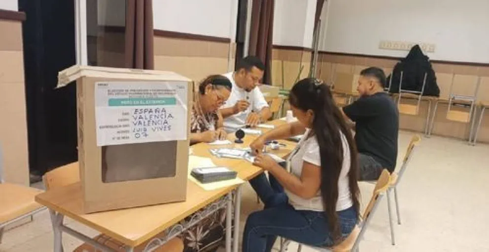 Residentes bolivianos emiten su voto en España. Foto: RRSS