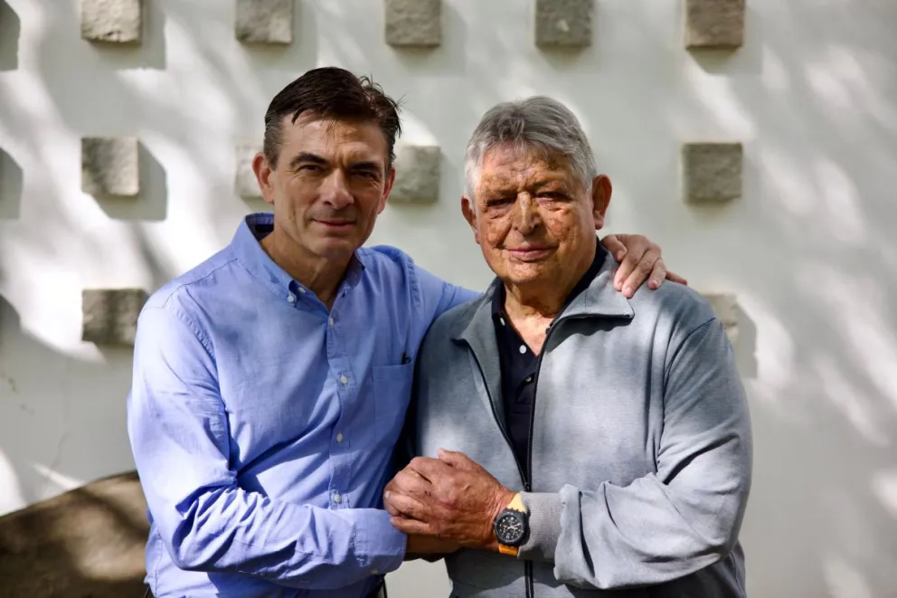 Rodrigo Paz Pereira junto a su padre, Jaime Paz Zamora, este domingo 10 de octubre, luego de emitir su voto. FOTO: APG