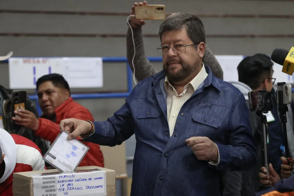 El excandidato a la presidencia de Bolivia por la alianza Unidad, Samuel Doria Medina, durante la emisión de su voto el 17 de agosto. Foto: EFE