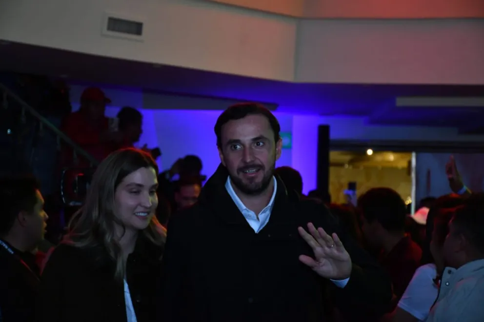 El excandidato vicepresidencial por la alianza Libre, Juan Pablo Velasco, junto a su esposa, la noche de este domingo. Foto: APG