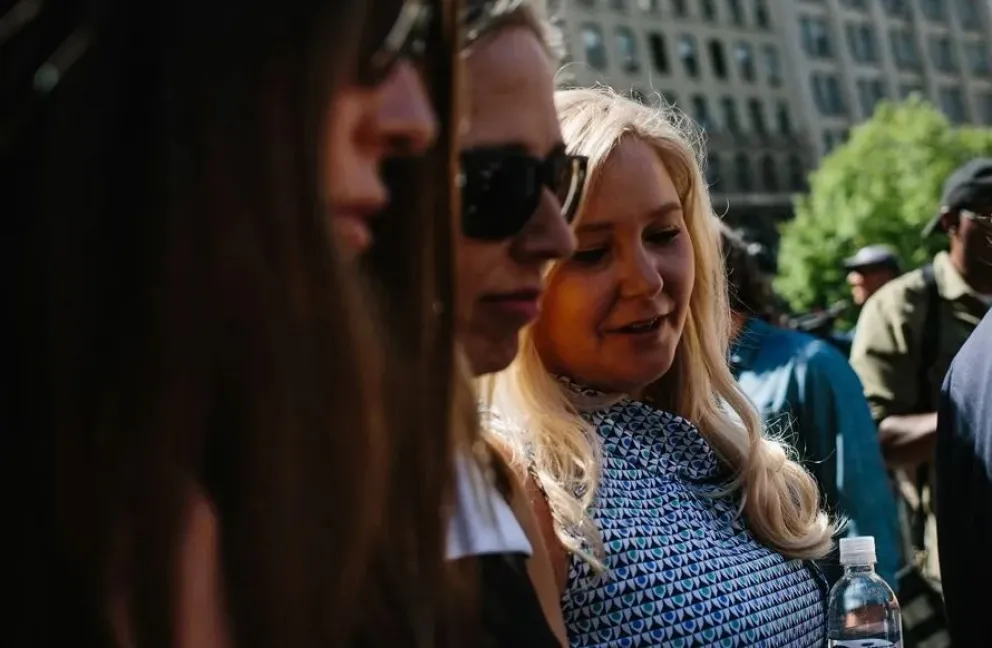 Presuntas víctimas de Jeffrey Epstein, incluida Virginia Roberts Giuffre, tras declarar en tribunal  en 2019. Foto: EFE