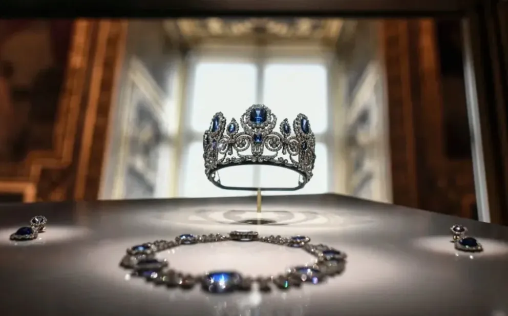 Una diadema de zafiro, un collar y un solo pendiente usados ​​por varias reinas, entre los objetos robados. Foto: CNN