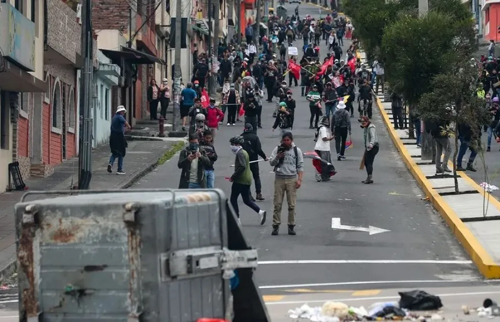 Manifestantes se enfrentan con la Policía de Ecuador durante una protesta, en Quito. Foto: EFE