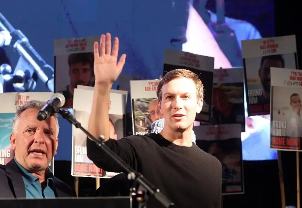 Jared Kushner (c), yerno del presidente estadounidense Dolnald Trump, y el enviado especial de la Casa Blanca para Oriente Medio, Steve Kitkoff, el pasado 11 de octubre en Tel Aviv. EFE/EPA