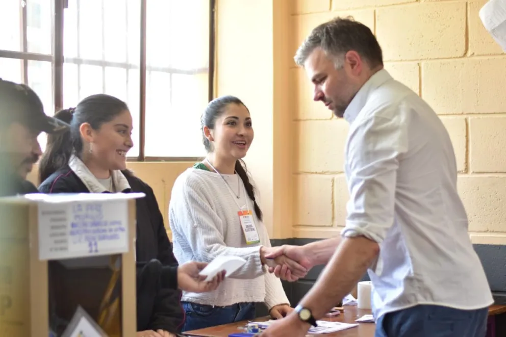 Ormachea vota a ayer domingo en el balotaje, en una imagen tomada de sus redes.