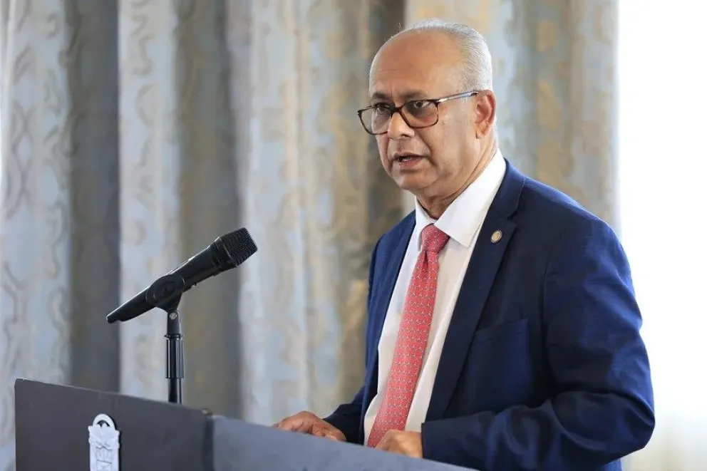 El secretario general de la Organización de los Estados Americanos (OEA), Albert Ramdin, durante la firma de un acuerdo en la ciudad de Panamá, Panamá. EFE