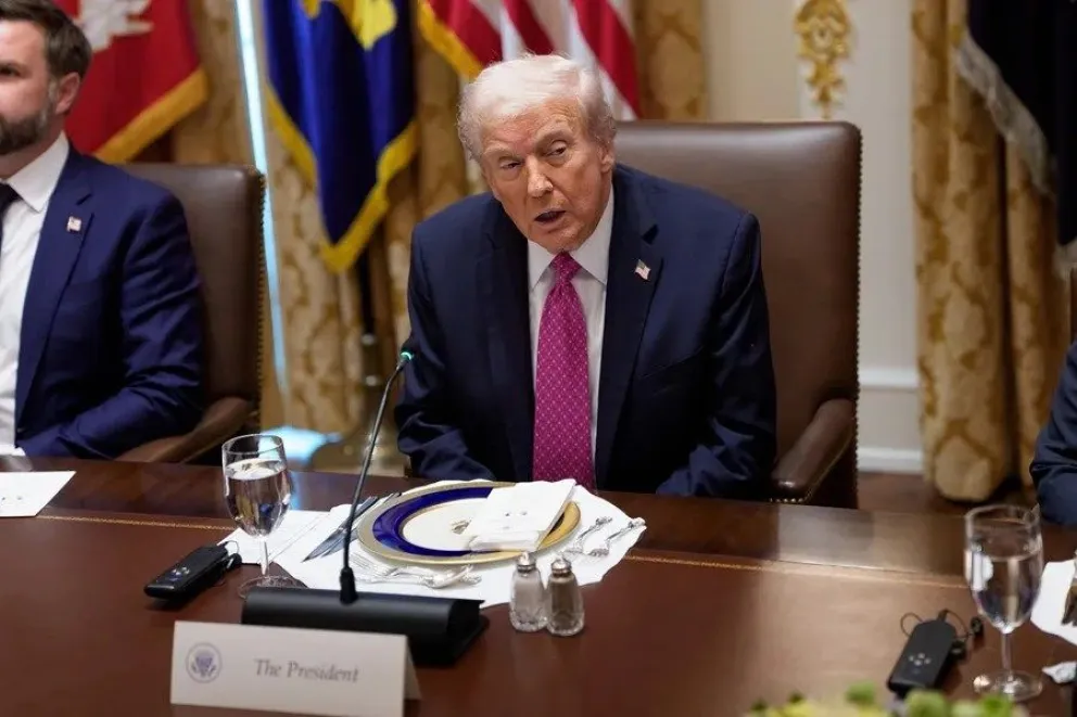 El presidente de los Estados Unidos, Donald J. Trump, pronunciando unas palabras durante una reunión bilateral en la Sala del Gabinete de la Casa Blanca en Washington. EFE/EPA