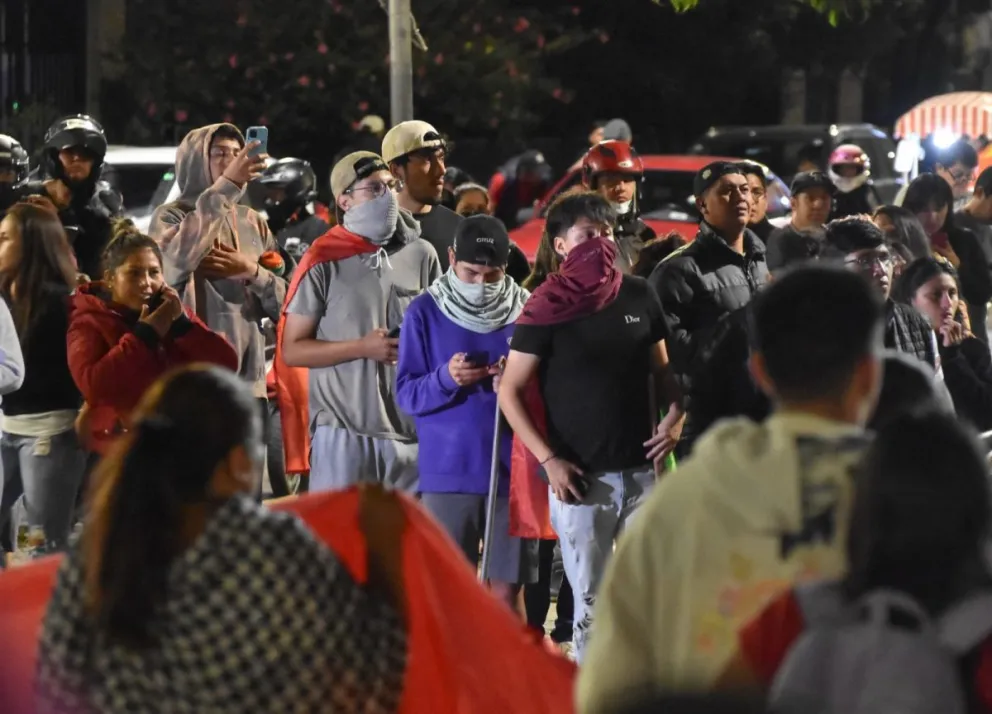 Un grupo de personas protesta anoche en Cochabamba. Foto: APG