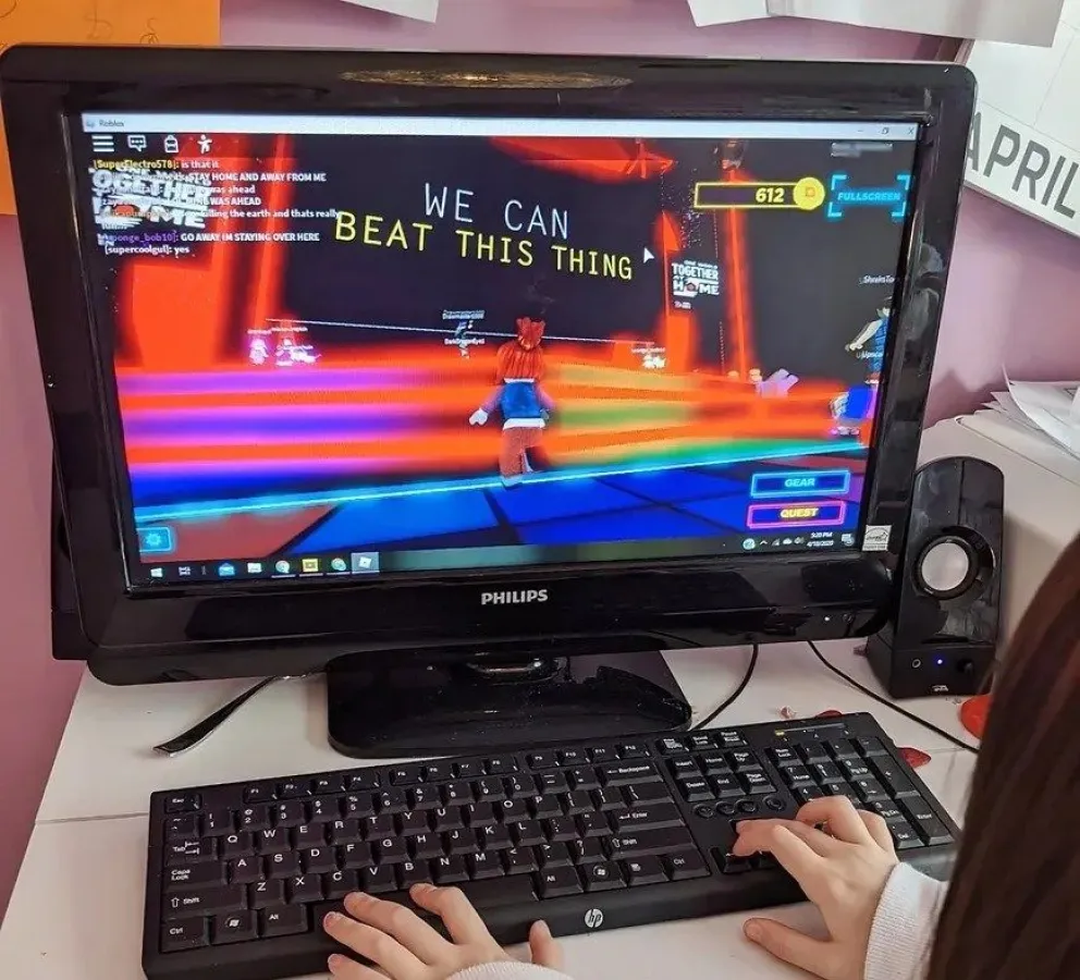 Una usuaria juega en línea a Roblox. EFE/EPA