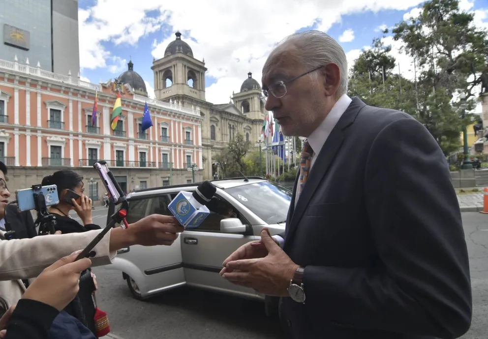 Carlos Mesa declara en plaza Murillo. Foto: APG