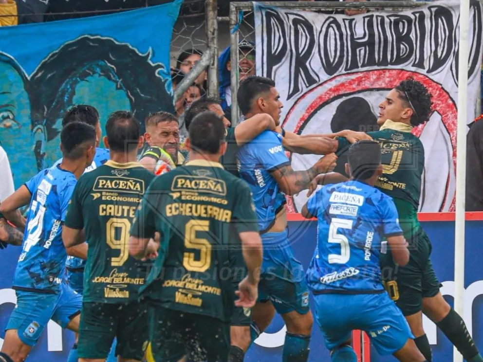 El colombiano Daniel Cataño, a la derecha, pelea con un jugador de Blooming. Foto: RDC