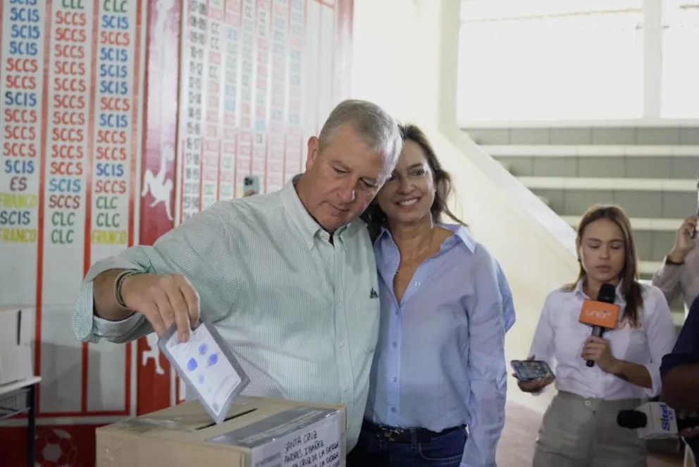 Branko Marinkovic emite su voto, el domingo. Foto: RRSS del político 