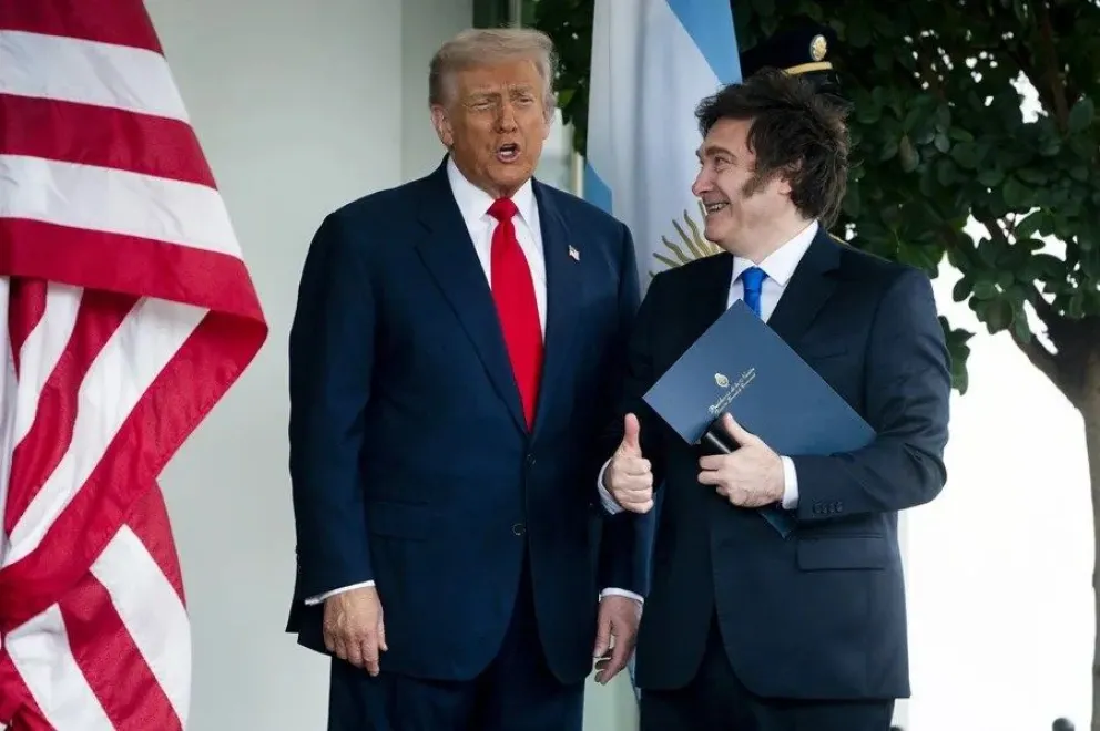 El presidente de Estados Unidos, Donald Trump (i), recibe al presidente argentino, Javier Milei (c), en la Casa Blanca, en Washington, D.C., EE.UU., el 14 de octubre de 2025. EFE/EPA