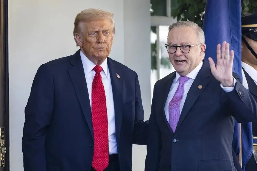 El presidente de Estados Unidos, Donald Trump (i), recibe al primer ministro de Australia, Anthony Albanese (d), este 20 de octubre de 2025, en la Casa Blanca. EFE