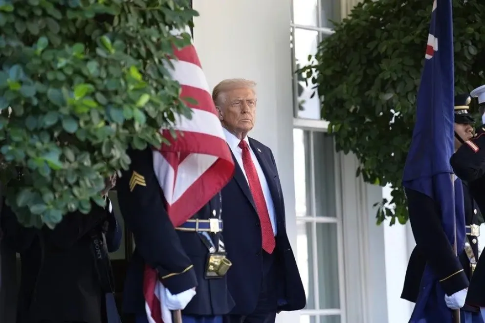 El presidente de Estados Unidos, Donald Trump (i), espera la llegada del primer ministro de Australia, Anthony Albanese (d), este 20 de octubre de 2025, en la Casa Blanca. EFE