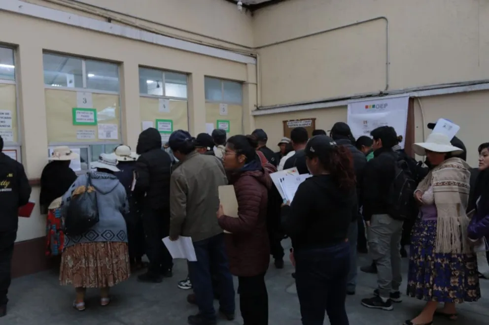Una larga fila de personas que no votaron en la segunda vuelta espera para obtener el certificado de impedimento en el TED de La Paz. Foto: APG