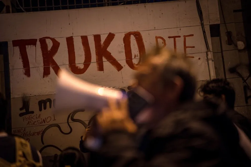 Varias personas asisten a una velatón en homenaje a Eduardo Ruiz Saenz, quien falleció durante las manifestaciones contra el Gobierno y el Congreso de Perú. Foto: Archivo / EFE