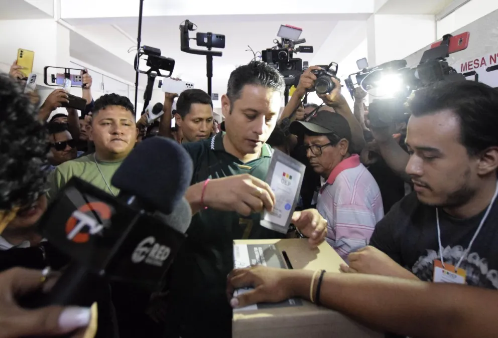Edman Lara, al momento de votar. FOTO: APG