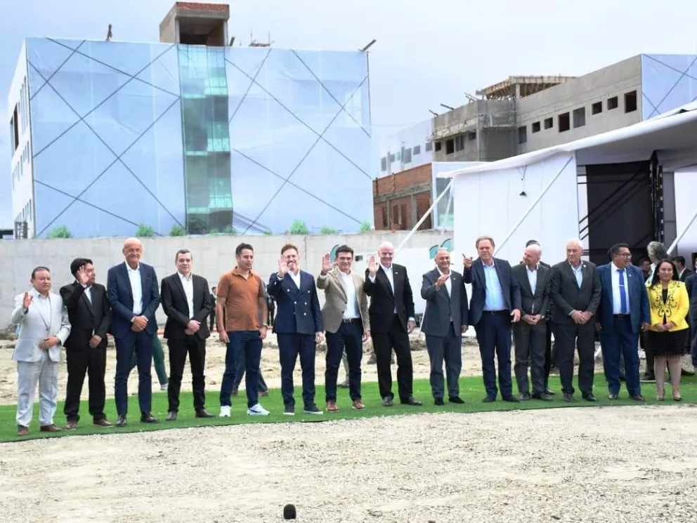Todos los invitados que estuvieron en el acto de la inauguración de la Casa de la Verde. Foto: Agencia Marka Registrada