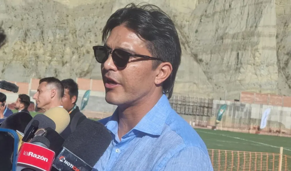 Martins y Escobar (de fondo) hablan durante la inauguración de la Casa de la Verde. Foto: Marcelo Avendaño.