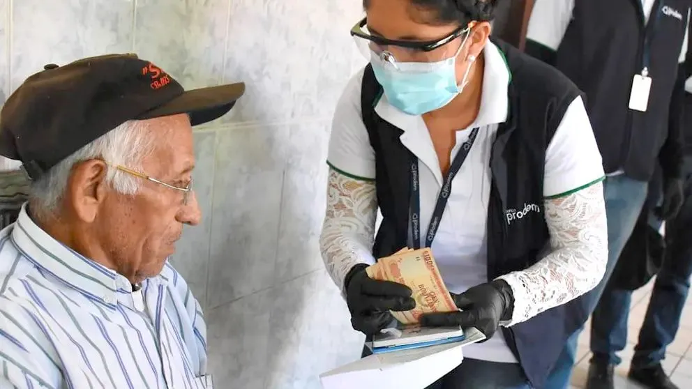 Un adulto mayor recibe su Renta Dignidad, un beneficio vital para el bienestar de la tercera edad en Bolivia. Foto: Opinión 
