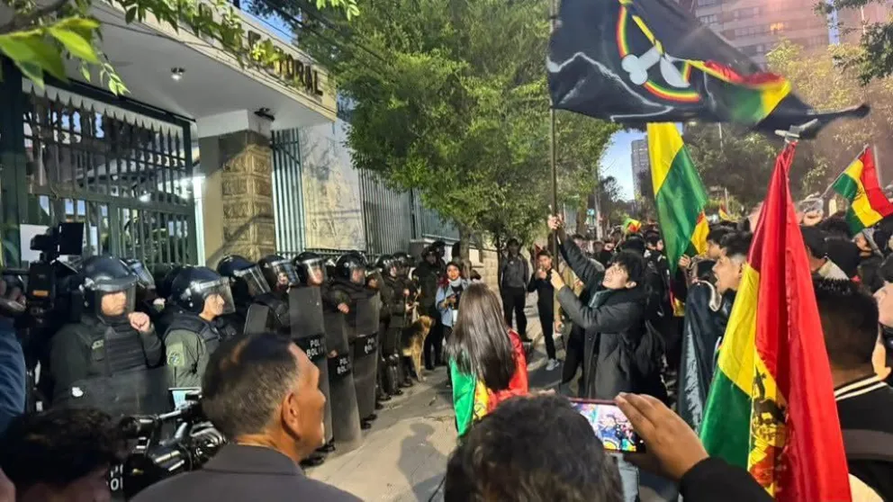 Manifestantes concentrados frente a las instalaciones del Tribunal Supremo Electoral (TSE), exigiendo transparencia en el conteo de votos. FOTO: APG