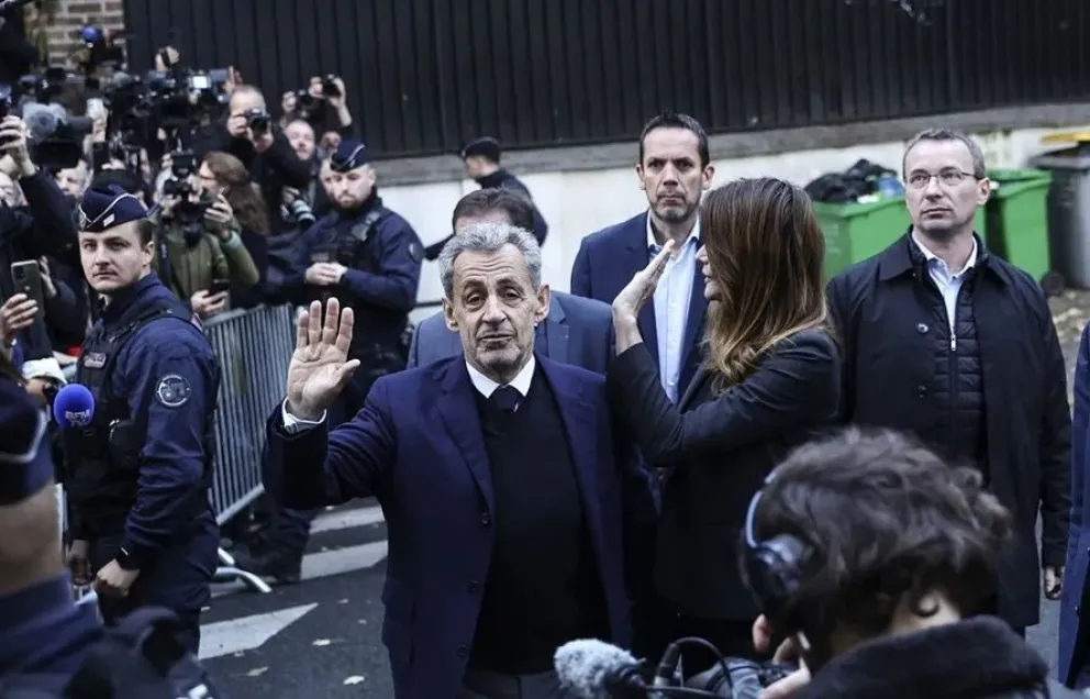 Nicolas Sarkozy y su esposa, Carla Bruni, saludan antes del ingreso en prisión del exmandatario galo, este martes. Foto: EFE