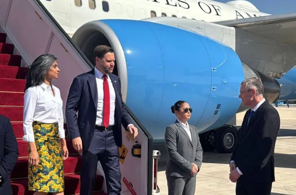 Vance, acompañado por la segunda dama Usha Vance, fue recibido en el aeropuerto Ben Gurion por el ministro de Justicia israelí. Foto: @IsraelMFA