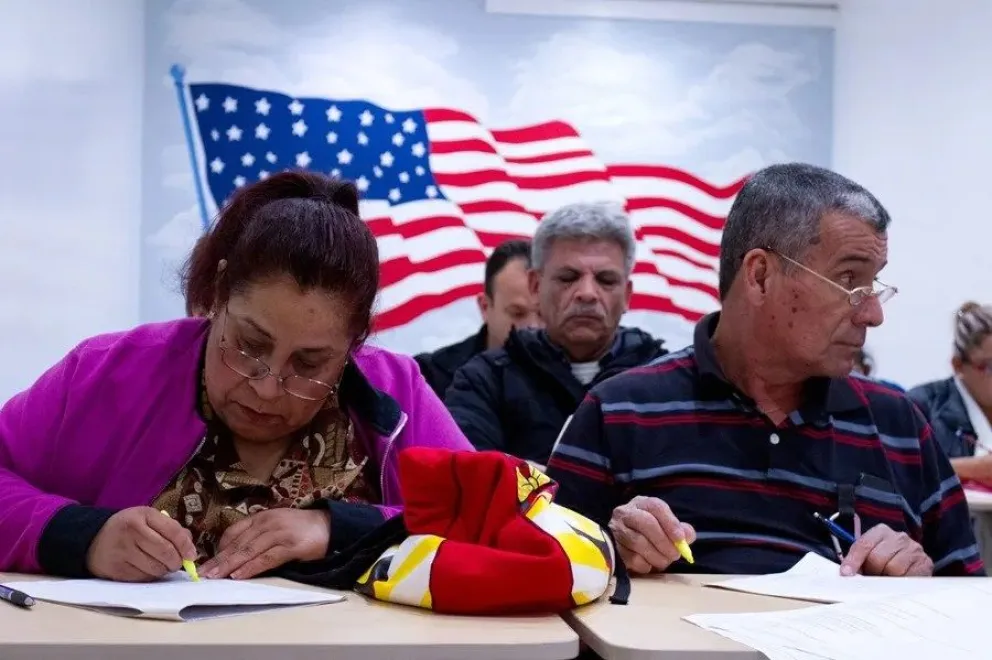 Un grupo de personas estudiando para realizar el examen de ciudadanía de EE.UU. Foto: EFE