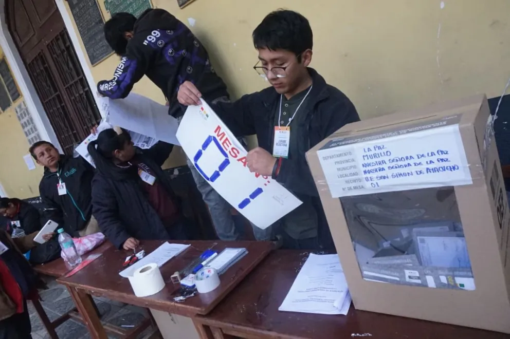 Una mesa de votación durante el balotaje del domingo. Foto: APG