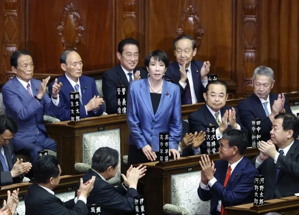 Sanae Takaichi (c) recibe el aplauso de sus colegas legisladores después de ser elegida como nueva primera ministra. EFE/EPA
