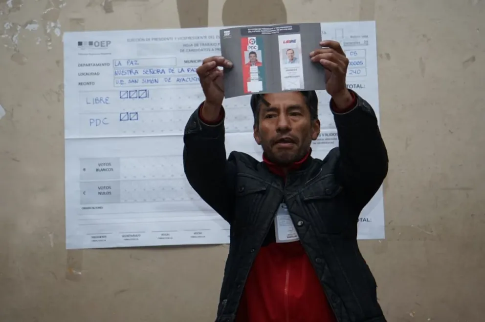 Conteo de votos en una de las mesas durante la segunda vuelta. Foto: APG