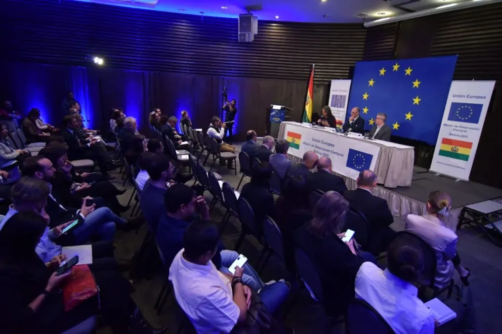 La misión de la UE en contacto con la prensa, este martes. Foto: APG 