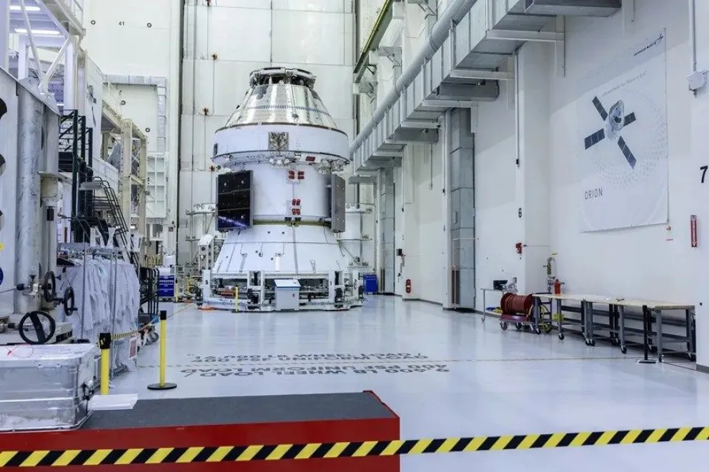 La nave espacial Orión II de la NASA se ensambla en el Centro de Operaciones Neil Armstrong en el Centro Espacial Kennedy en Titusville. EFE/EP